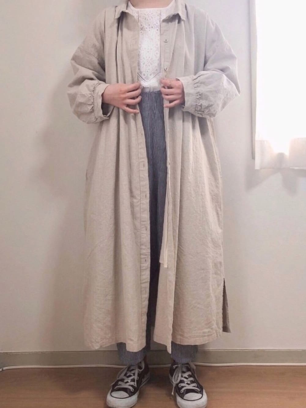 ベージュ系のその他アウター、ホワイト系のシャツ/ブラウス、ブルー系のパンツを着用したレディースの春コーディネートの1枚目の写真