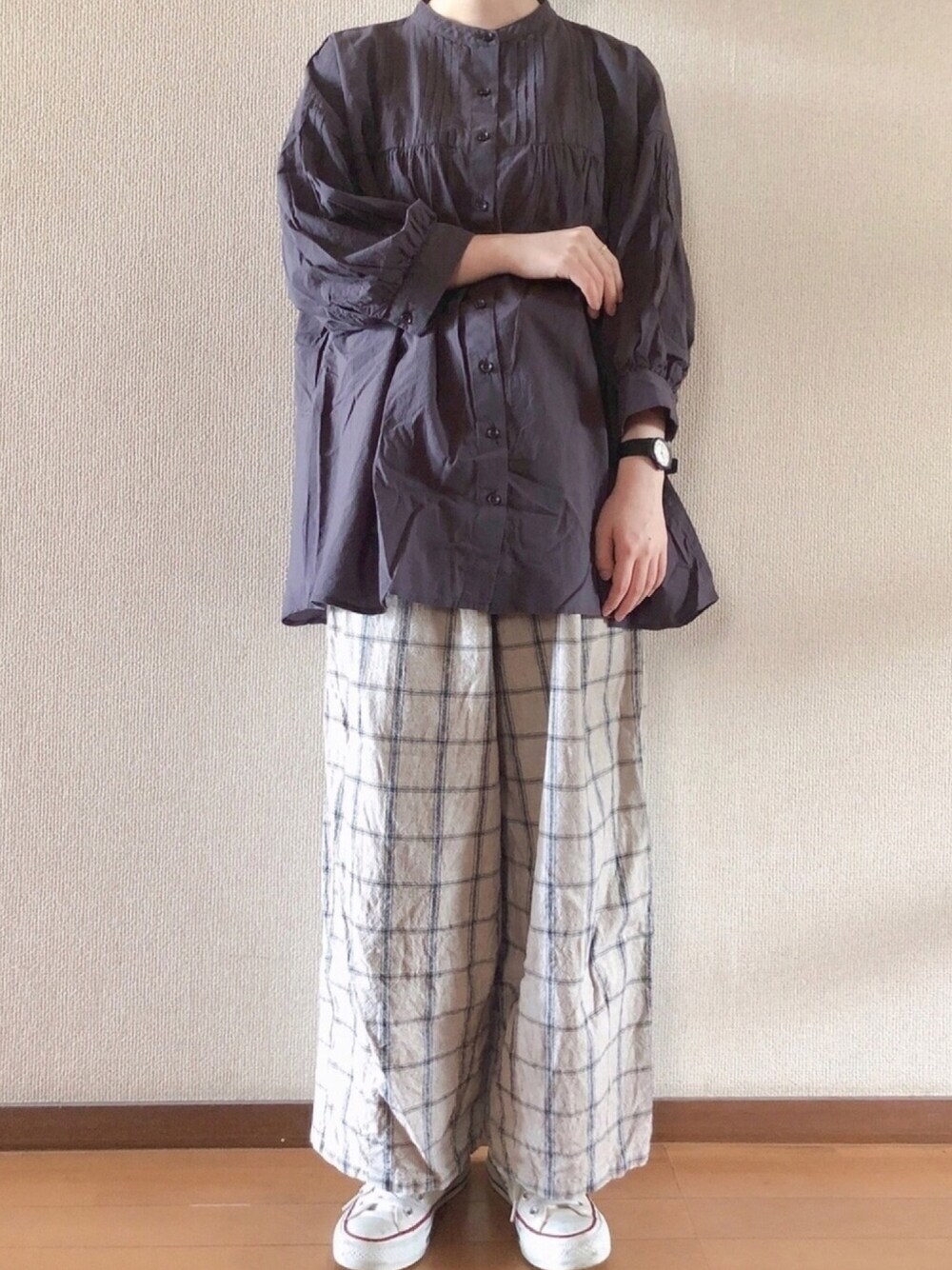 グレー系のシャツ/ブラウス、ベージュ系のその他パンツ、ホワイト系のスニーカーを着用したレディースの春コーディネートの1枚目の写真