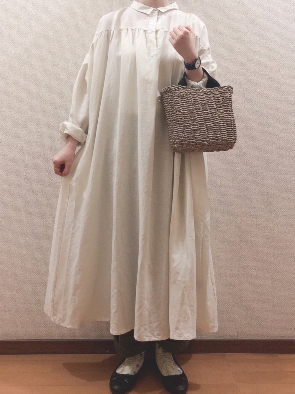 ホワイト系のワンピース、ブラック系のショルダーバッグ、グリーン系のパンツを着用したレディースの春コーディネートの1枚目の写真