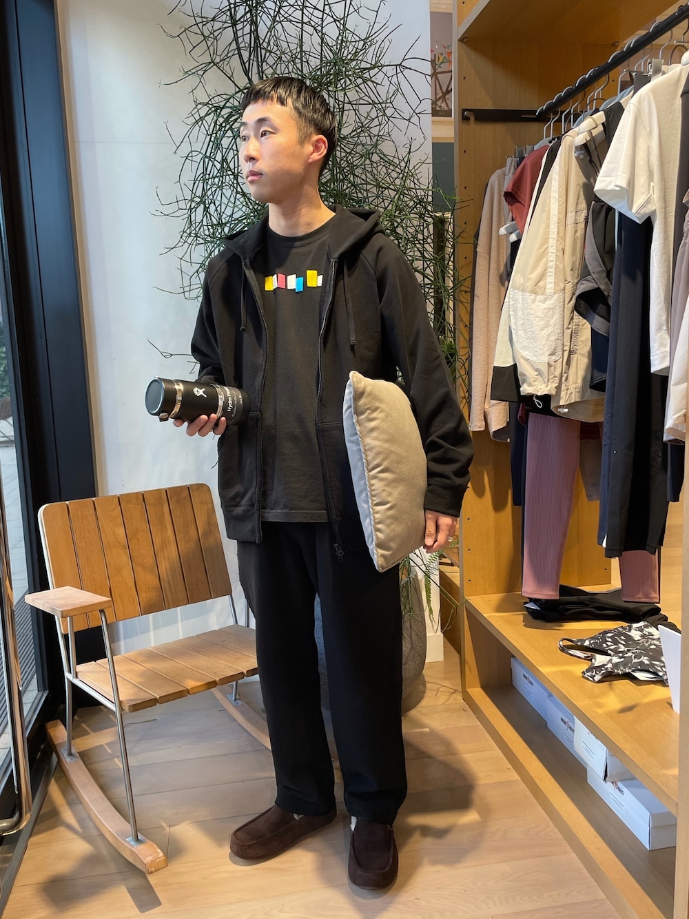 「今日のコーデ、おうちこーで、TROO、UGG、セブンバイセブン、ハイドロフラスク」｜「URBAN RESEARCH Sonny LabelのTROO　ultima stretch zip hoodie（パーカー、ブラック系）」を使った、kyouji takedaさん（メンズ・168cm）の冬コーディネートの1枚目の写真