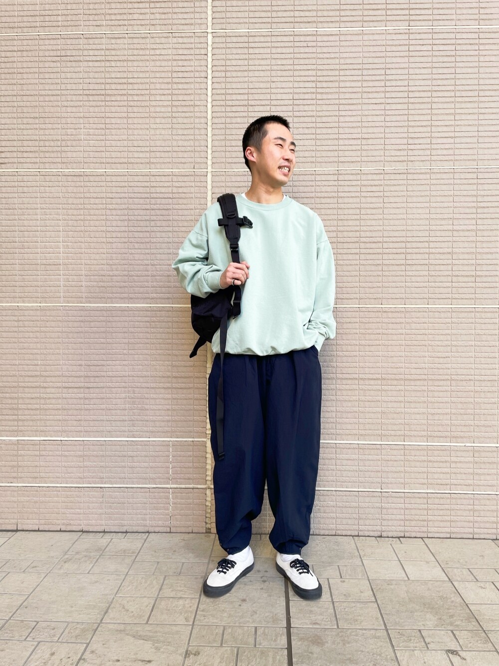 「今日のコーデ、白スニーカー、おしゃれさんと繋がりたい、ビッグシルエット、休日スタイル、スウェット、バンズ、キャルオーライン、スターストライプ」｜「URBAN RESEARCH Sonny Labelの【一部WEB限定カラー】【別注】STAR&STRIPE　FRENCH TERRY（スウェット、グリーン系）」を使った、kyouji takedaさん（メンズ・168cm）の冬コーディネートの1枚目の写真