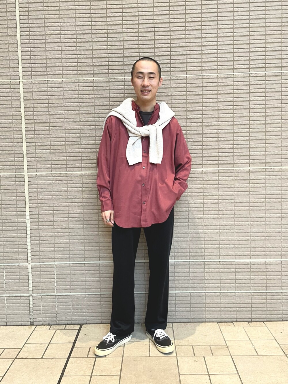 「シンプルコーデ、オトナカジュアル、スタンドカラー、スウェットパンツ、カーディガン、サニーレーベル」｜「URBAN RESEARCH Sonny Labelのフィブリルレーヨンバンドカラーシャツ（シャツ/ブラウス、レッド系）」を使った、kyouji takedaさん（メンズ・168cm）の春コーディネートの1枚目の写真