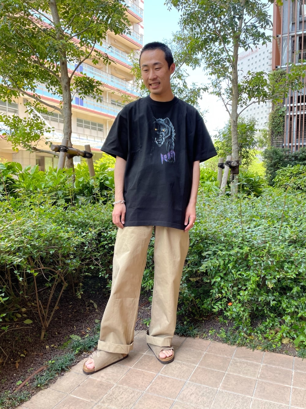 「ライズナインテン、ビックシルエットTシャツ、Tシャツ、チノパン　ベージュ、M52、ビルケンシュトック、チューリッヒ」｜「ライズナインテンのアイテム（Tシャツ/カットソー、その他）」を使った、kyouji takedaさん（メンズ・168cm）の春コーディネートの1枚目の写真