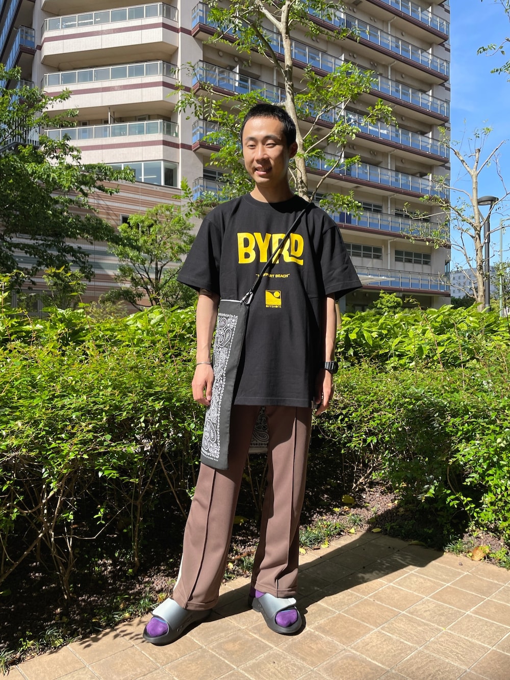 「カジュアル、byrd、offshore、SonnyLabel、Sonny　Label、Tシャツ、ウーフォス、oofos、class、バンダナ」｜「URBAN RESEARCH Sonny Labelの【別注】BYRD×OFFSHORE×Sonny Label　MrバードTシャツ（Tシャツ/カットソー、ブラック系）」を使った、kyouji takedaさん（メンズ・168cm）の春コーディネートの1枚目の写真