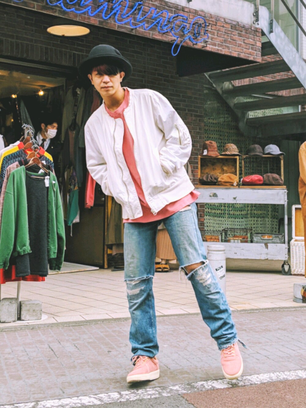 「シンプルコーデ、カジュアルコーデ、いいね、save、フォローお願いします🤑、春コーデ、春、古着MIX、デニムパンツ、スニーカー、レイヤードスタイル」｜「KITHのアイテム（スニーカー、ピンク系）」を使った、峰田大暉さん（メンズ・173cm）の冬コーディネートの1枚目の写真