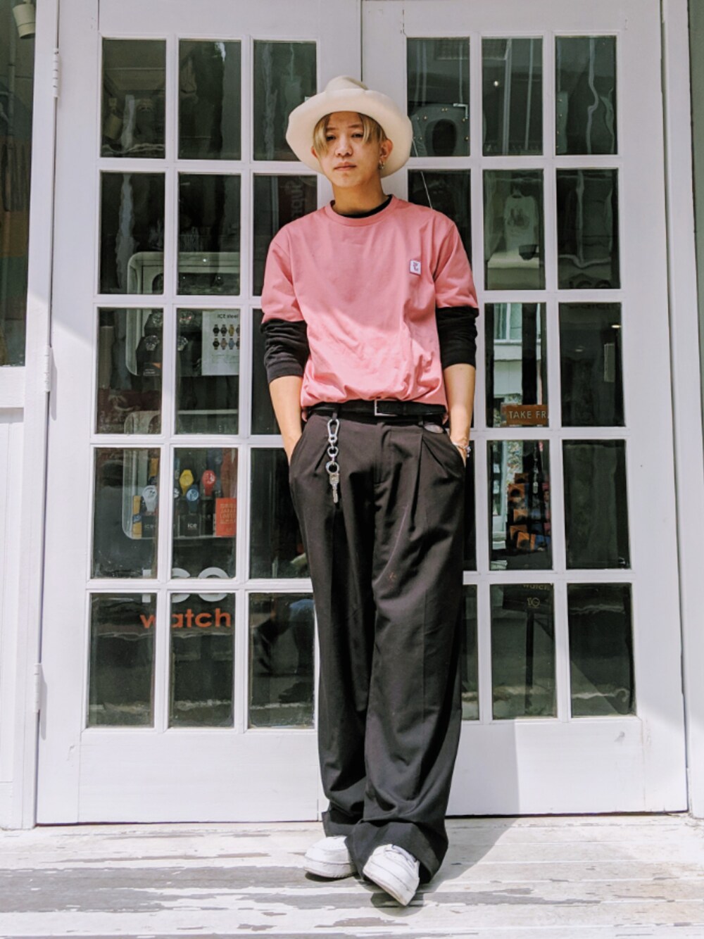 「WOOYOUNGMIのアイテム（Tシャツ/カットソー、ピンク系）」を使った、峰田大暉さん（メンズ・173cm）の春コーディネートの1枚目の写真