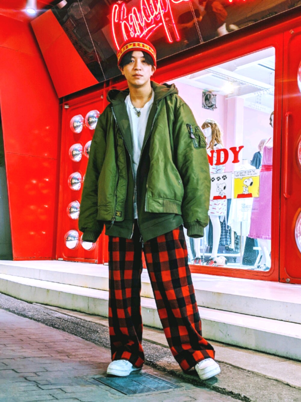 「Supreme のアイテム（ニットキャップ/ビーニー、レッド系）」を使った、峰田大暉さん（メンズ・173cm）の春コーディネートの1枚目の写真