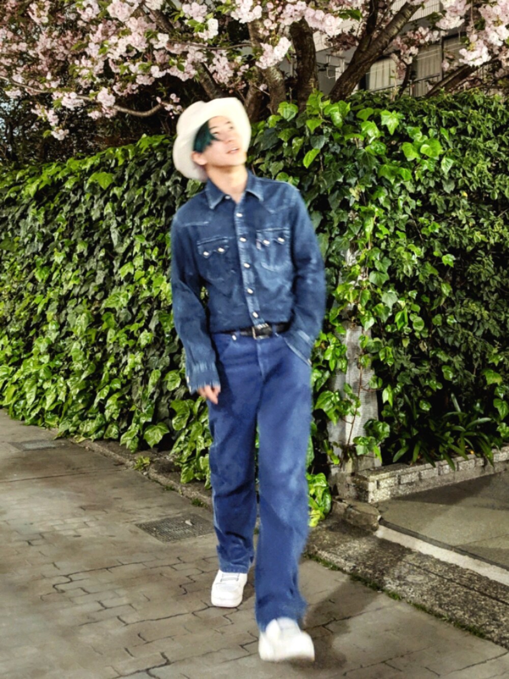 「blueblueのアイテム（シャツ/ブラウス、ブルー系）」を使った、峰田大暉さん（メンズ・173cm）の春コーディネートの1枚目の写真