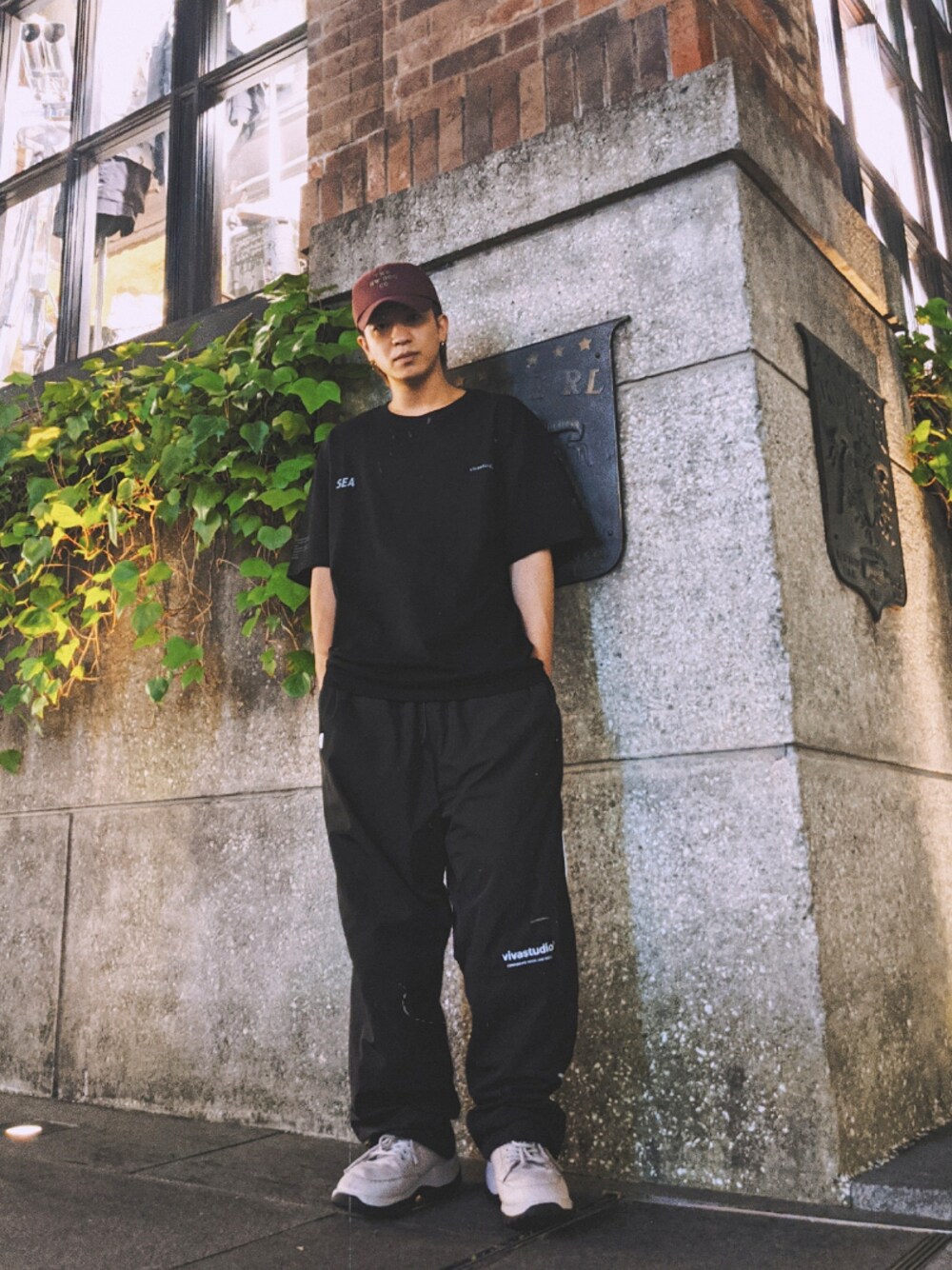 「シンプル、お洒落さんとつながりたい、ラフ、モード、雨の日コーデ」｜「WIND AND SEAのアイテム（Tシャツ/カットソー、ブラック系）」を使った、峰田大暉さん（メンズ・173cm）の夏コーディネートの1枚目の写真