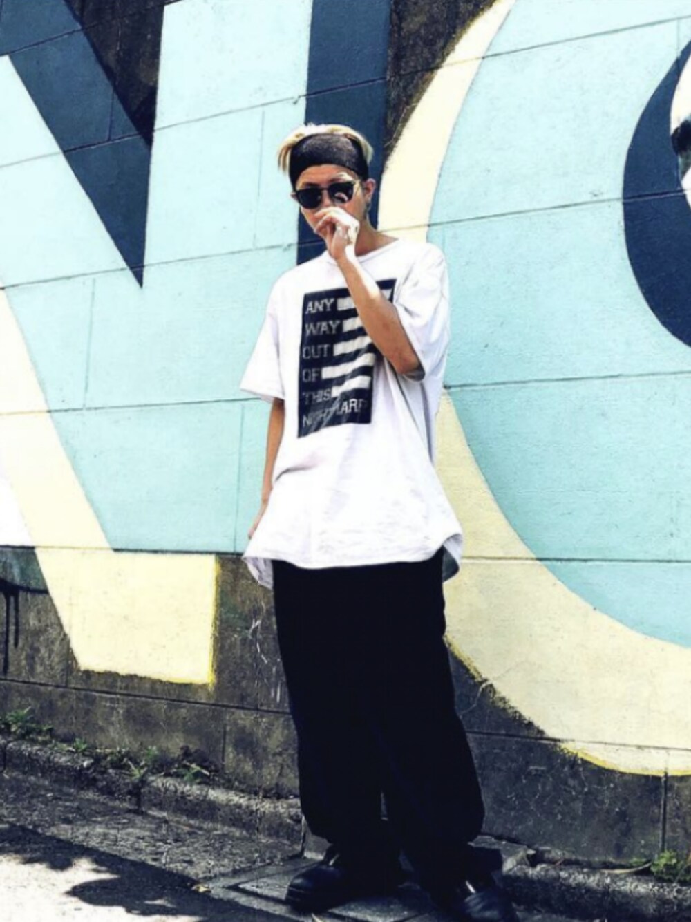 「RAF SIMONSのアイテム（Tシャツ/カットソー、ホワイト系）」を使った、峰田大暉さん（メンズ・173cm）の夏コーディネートの1枚目の写真