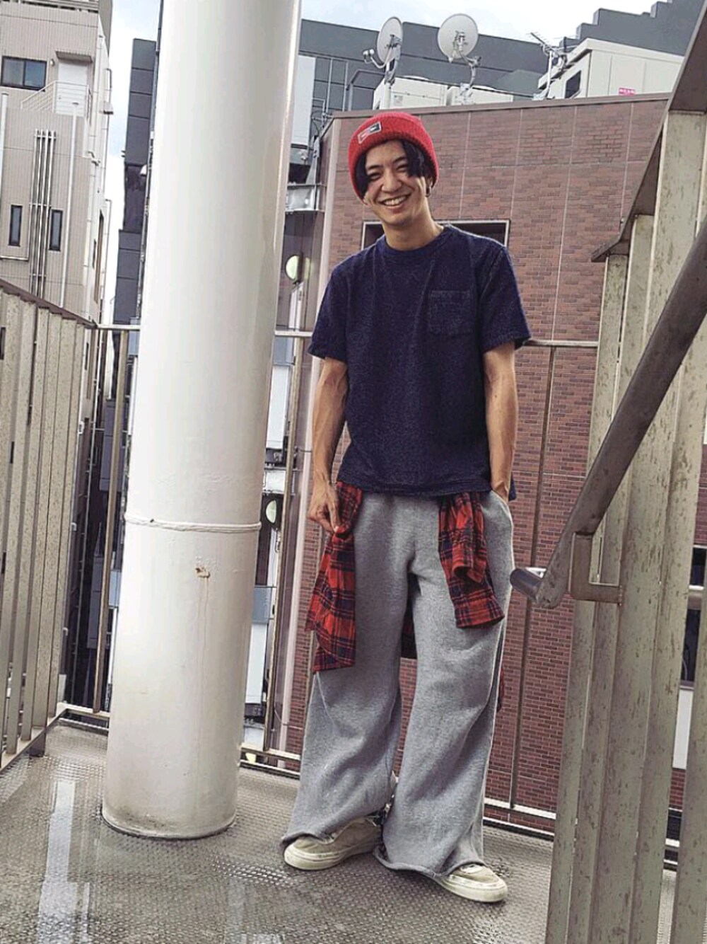 「Sacaiのアイテム（Tシャツ/カットソー、ブルー系）」を使った、峰田大暉さん（メンズ・173cm）の夏コーディネートの1枚目の写真
