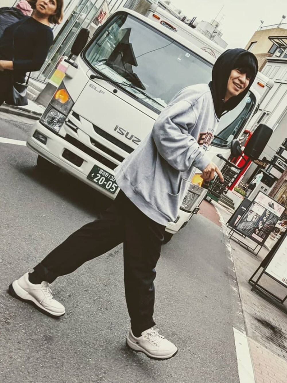 「CAMPERの[カンペール] HELIX / スニーカー ローカット 3.6cmヒール（スニーカー、ホワイト系）」を使った、峰田大暉さん（メンズ・173cm）の夏コーディネートの1枚目の写真