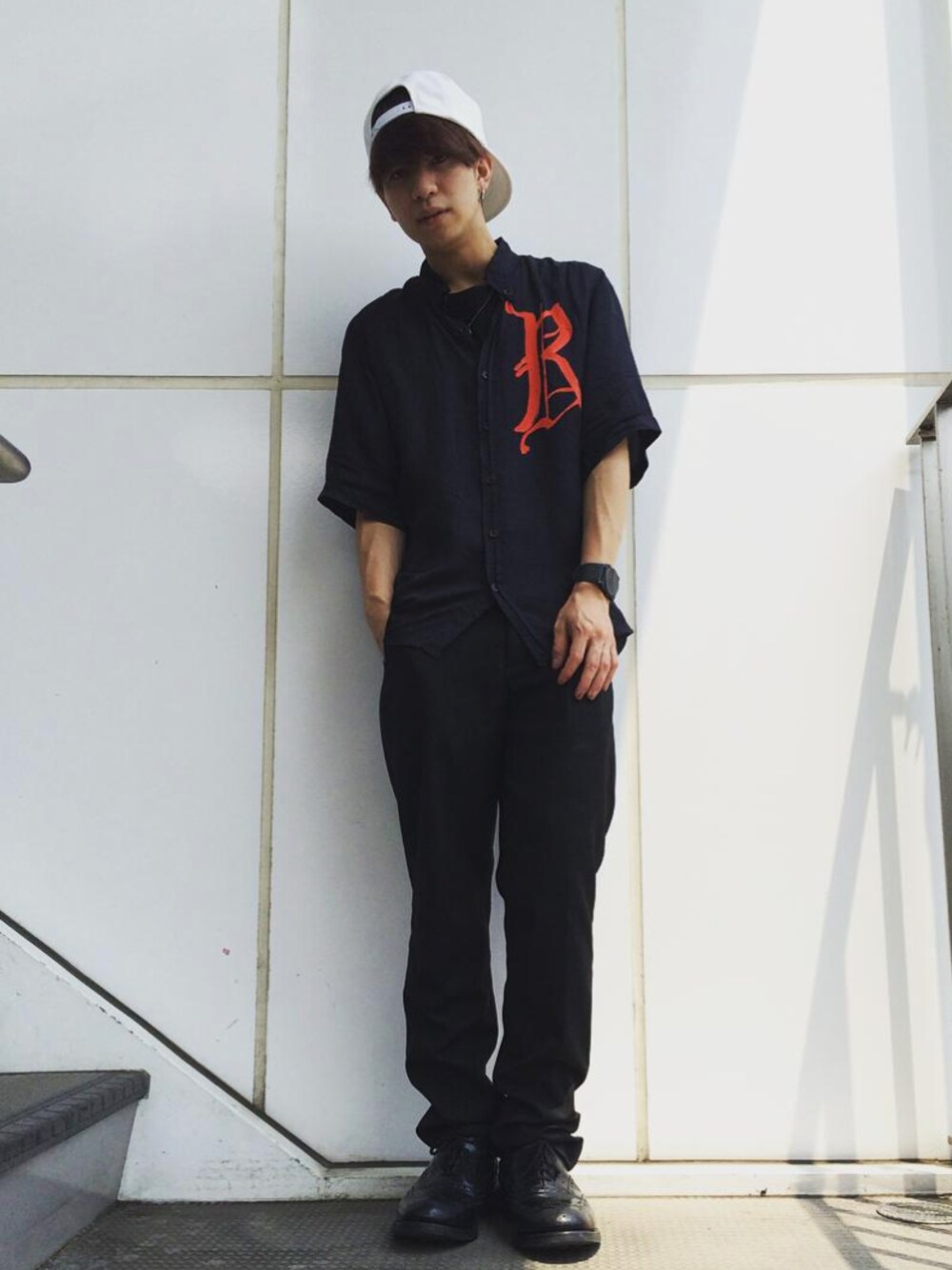 「DRIES VAN NOTENのアイテム（シャツ/ブラウス、ブラック系）」を使った、峰田大暉さん（メンズ・173cm）の夏コーディネートの1枚目の写真