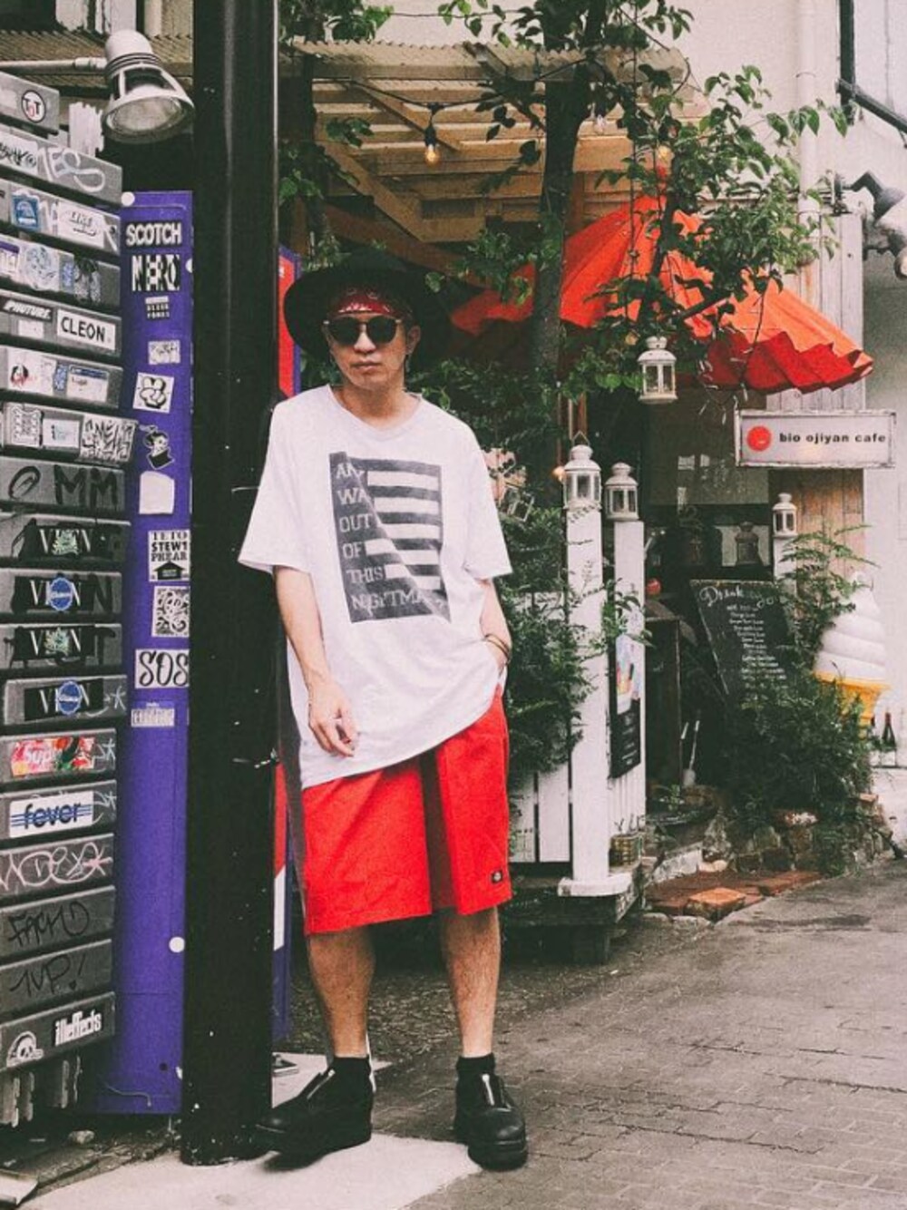 「RAF SIMONSのアイテム（Tシャツ/カットソー、ホワイト系）」を使った、峰田大暉さん（メンズ・173cm）の夏コーディネートの1枚目の写真