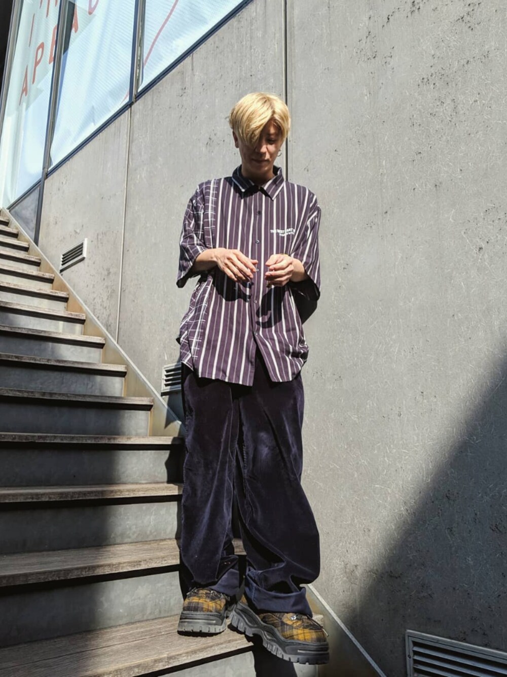 「E.TAUTZのアイテム（その他パンツ、ブルー系）」を使った、峰田大暉さん（メンズ・173cm）の夏コーディネートの1枚目の写真
