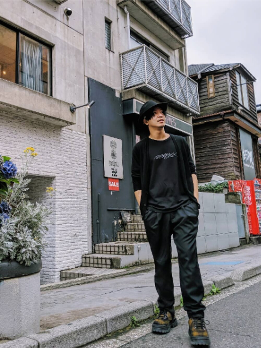 「UNIQLOのアイテム（カーディガン/ボレロ、ブラック系）」を使った、峰田大暉さん（メンズ・173cm）の夏コーディネートの1枚目の写真