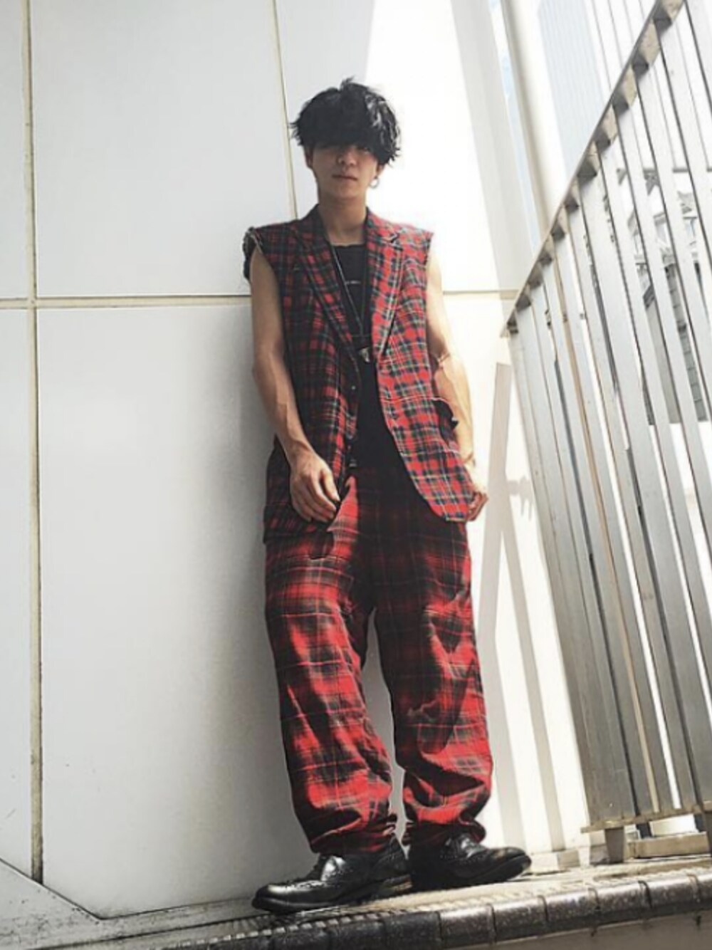 「ノースリーブ、UNIQLO」｜「UNIQLOのアイテム（その他パンツ、レッド系）」を使った、峰田大暉さん（メンズ・173cm）の夏コーディネートの1枚目の写真