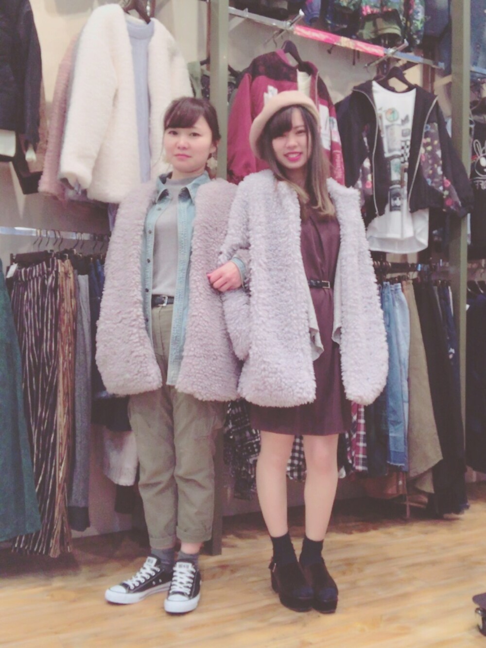 「ベレー帽、ボアコート、ワンピース、GU、古着、厚底サンダル、お揃い」｜「古着のアイテム（ワンピース、ブラウン系）」を使った、まひろさん（レディース・155cm）の秋コーディネートの1枚目の写真