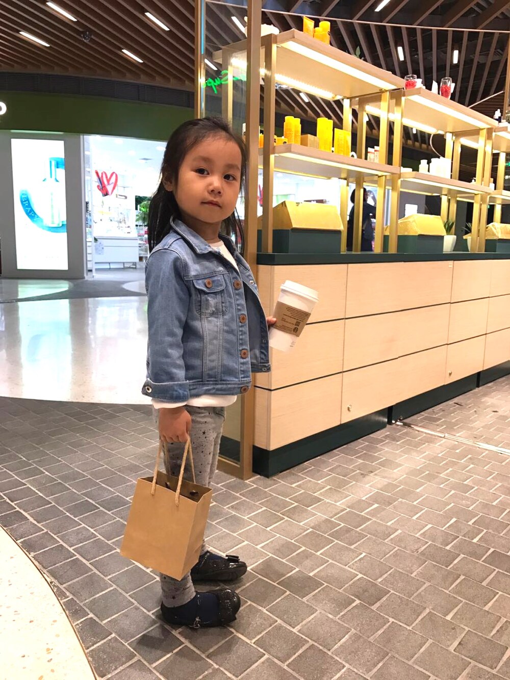 「ZARA KIDSのアイテム（デニムジャケット、ブルー系）」を使った、Wookidookiさん（キッズ・100cm）の春コーディネートの1枚目の写真