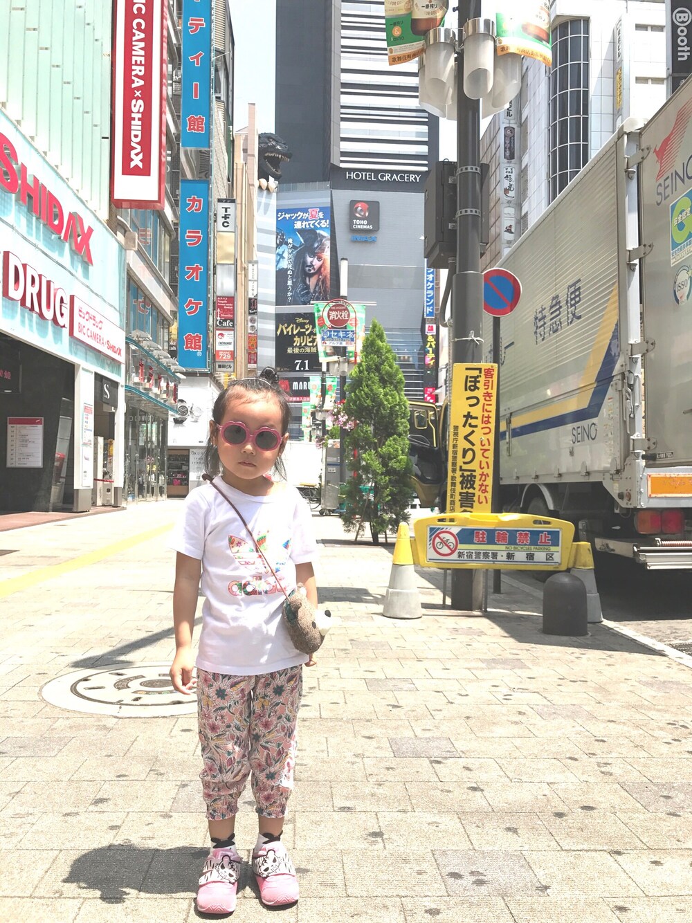 「shinjuku」｜「Zoobugのアイテム（サングラス、パープル系）」を使った、Wookidookiさん（キッズ・100cm）の夏コーディネートの1枚目の写真