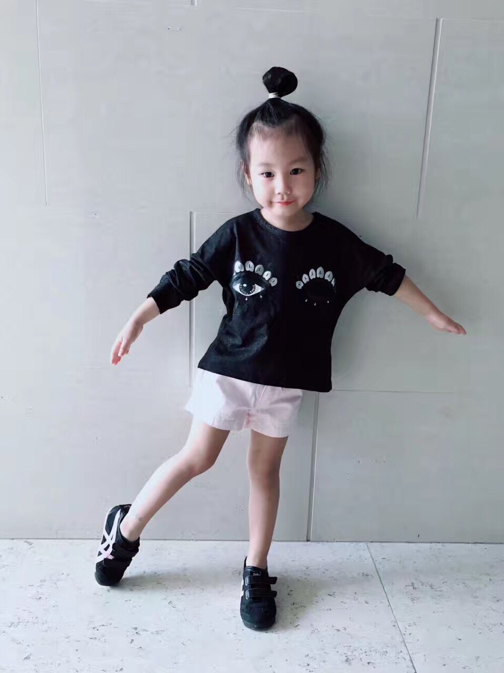 「KENZOのアイテム（Tシャツ/カットソー、ブラック系）」を使った、Wookidookiさん（キッズ・100cm）の夏コーディネートの1枚目の写真