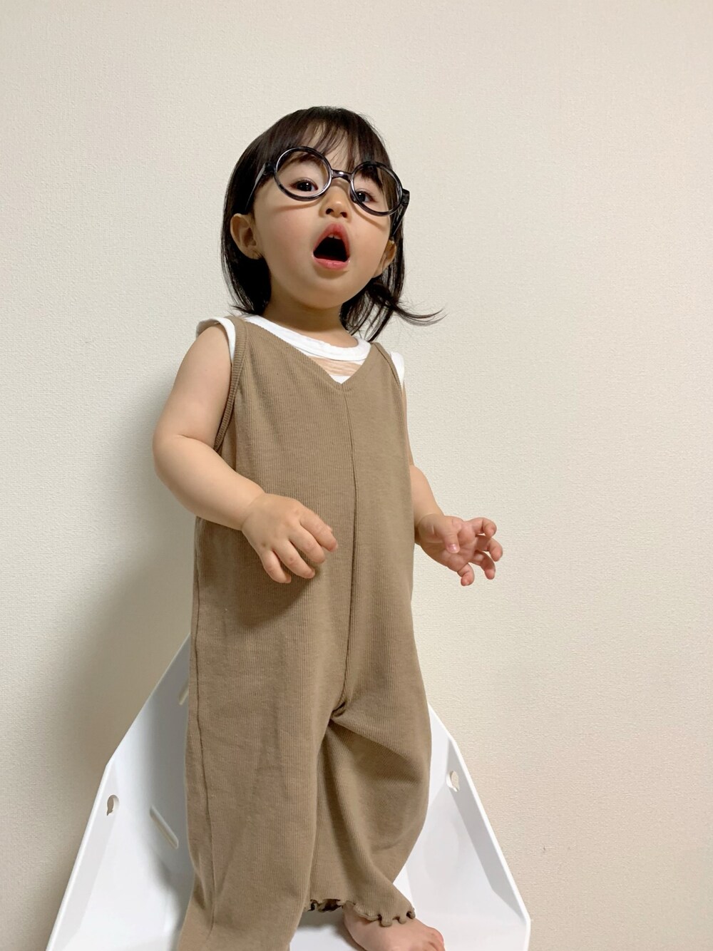 「ゆるコーデ、オールインワン、シンプル、春夏コーデ、キッズコーデ、キッズファッション、ブリーズ、女の子、女の子コーデ」｜「BREEZEのアイテム（つなぎ/オールインワン、ベージュ系）」を使った、otoooto24さん（キッズ・70cm）の春コーディネートの1枚目の写真