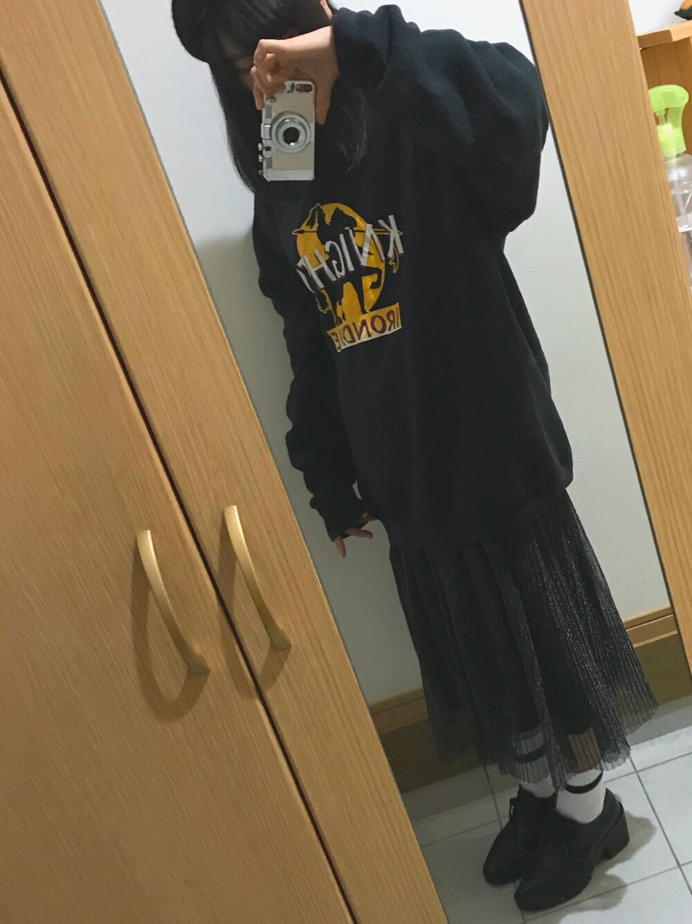 「くろ、スウェット、古着、チュールスカート、厚底、ベレー帽、ゆるゆる、モノクロ、ぶかぶか」｜「usedのアイテム（スウェット、ブラック系）」を使った、ひよこさん（レディース・166cm）の冬コーディネートの1枚目の写真