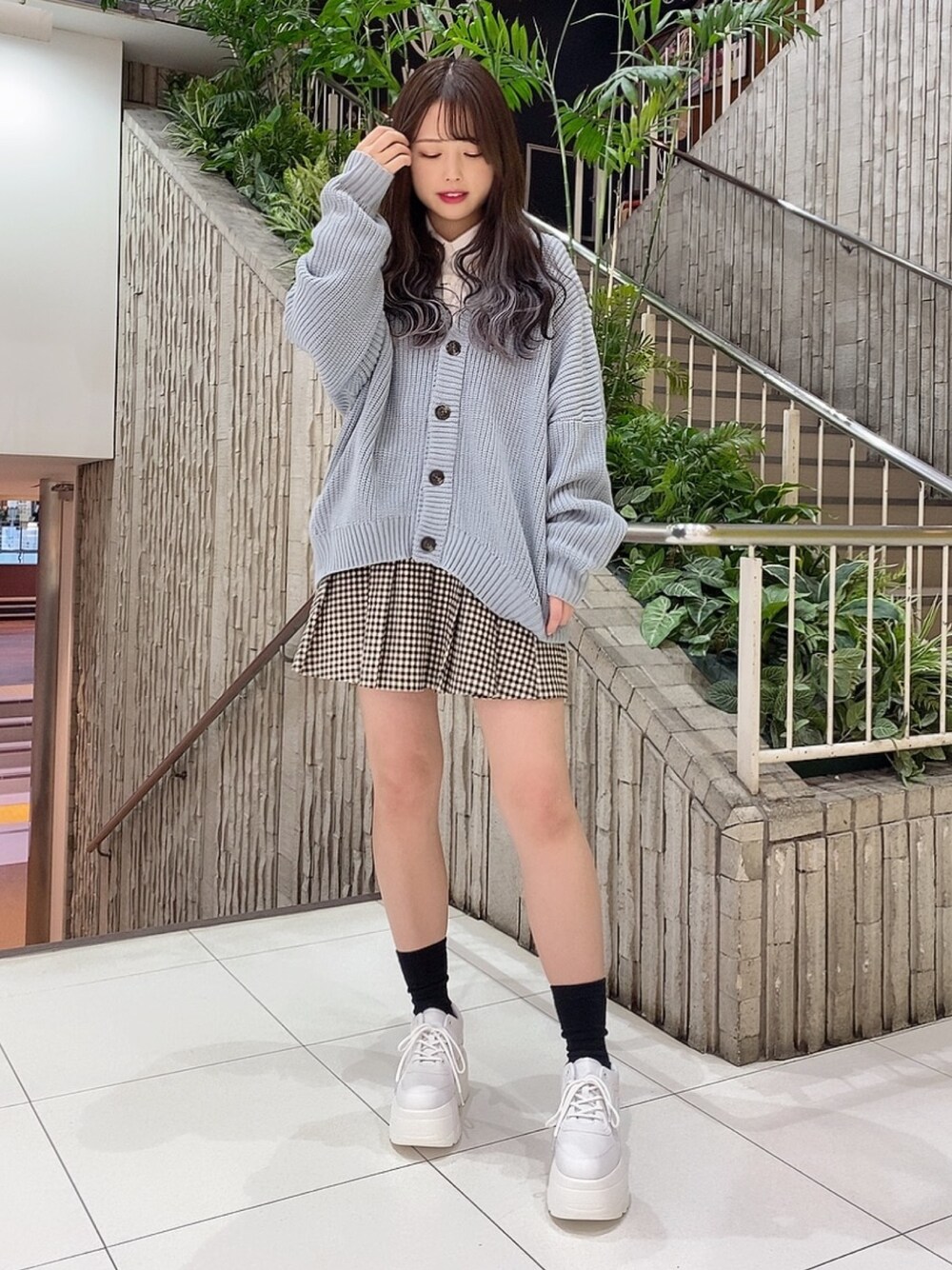 「春、カジュアル、低身長コーデ、カーディガン、くすみブルー、ボリューム袖、プチプラ、スカート、淡色コーデ、白スニーカー」｜「WCのWC/【セットアップ対応商品】ギンガムチェックツイルプリーツスカパン（スカート、ベージュ系）」を使った、유리키(ゆりき)さん（レディース・154cm）の春コーディネートの1枚目の写真