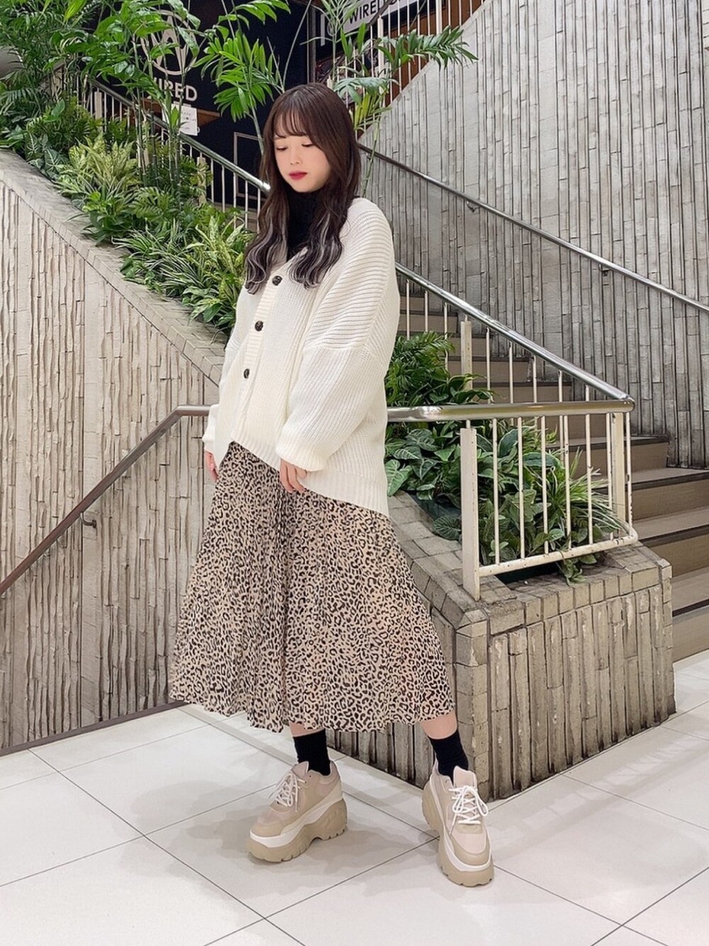 「春コーデ、ゆるコーデ、プチプラ、ラテコーデ、低身長、レオパード、ロングスカート、カーディガン、淡色コーデ」｜「WEGOのアイテム（カーディガン/ボレロ、ホワイト系）」を使った、유리키(ゆりき)さん（レディース・154cm）の春コーディネートの1枚目の写真