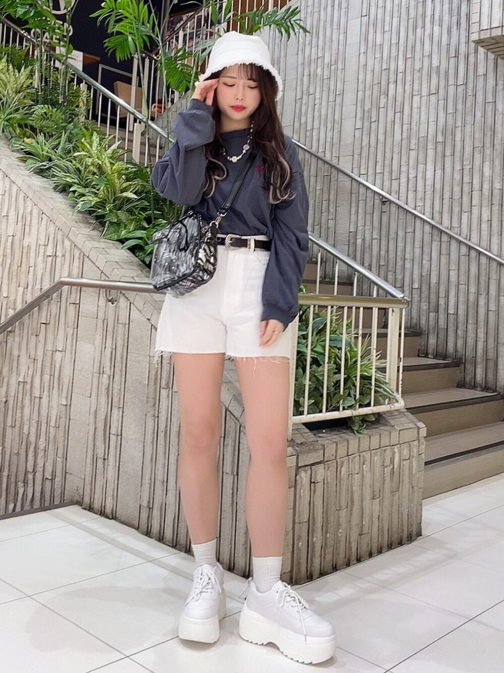 「カジュアル、はるコーデ、リラックススタイル、バケットハット、ホワイトコーデ、低身長女子、古着MIX、ストリートコーデ」｜「WEGOのWEGO/ダメージショートパンツ（デニムパンツ、ホワイト系）」を使った、유리키(ゆりき)さん（レディース・154cm）の春コーディネートの1枚目の写真