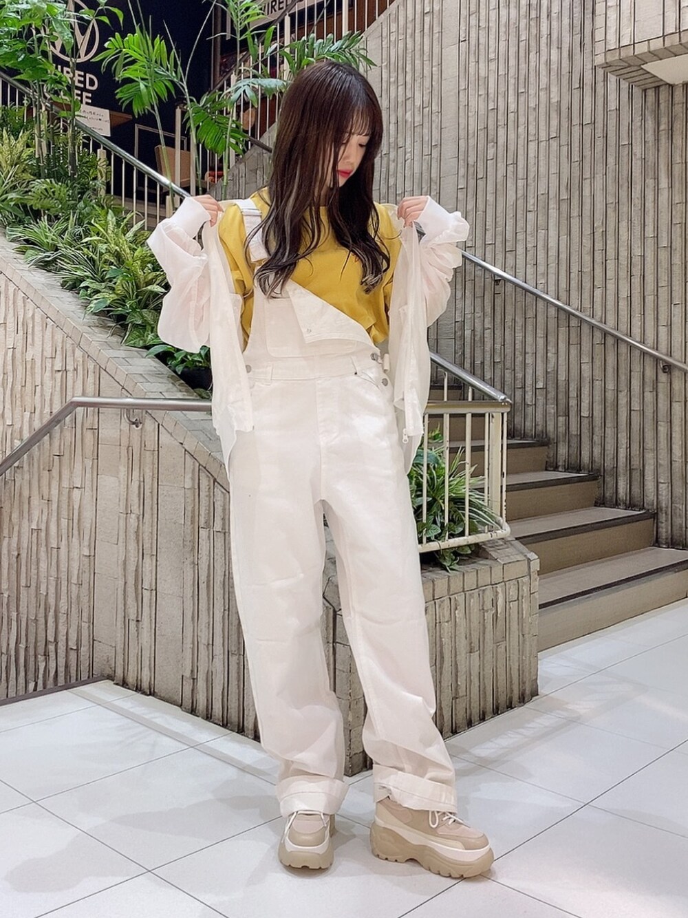 「カジュアルコーデ、プチプラコーデ、着回しコーデ、スニーカー、オーバーオール、Tシャツ、低身長コーデ」｜「WEGOのWEGO/【XS～Lサイズ】デニムオーバーオール（サロペット/オーバーオール、ホワイト系）」を使った、유리키(ゆりき)さん（レディース・154cm）の春コーディネートの1枚目の写真