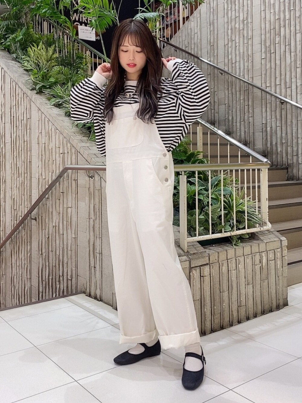 「大人カジュアル、プチプラコーデ、低身長コーデ、オーバーオール、ボーダーTシャツ、カンフーシューズ、春色、WEGO、シンプルコーデ、ボリューム袖」｜「WEGOのアイテム（サロペット/オーバーオール、ホワイト系）」を使った、유리키(ゆりき)さん（レディース・154cm）の春コーディネートの1枚目の写真