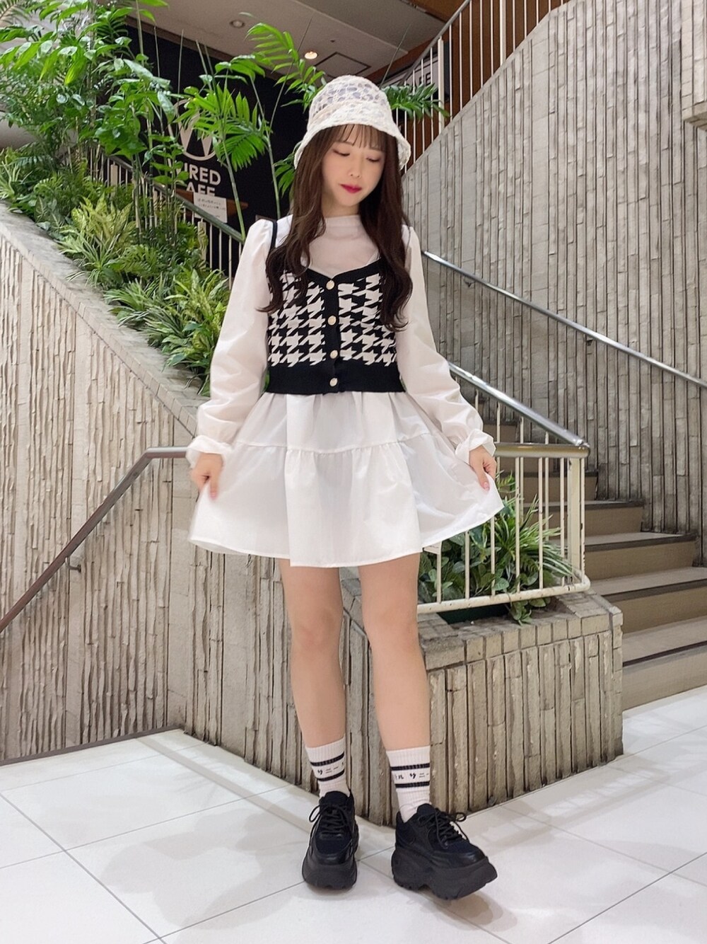 「春服、バケットハット、大人ガーリー、フレンチガーリー、厚底シューズ、ガーリー、ワンピース、ワンピース×スニーカー、ティアード」｜「WEGOのアイテム（ワンピース/ドレス、ホワイト系）」を使った、유리키(ゆりき)さん（レディース・154cm）の春コーディネートの1枚目の写真