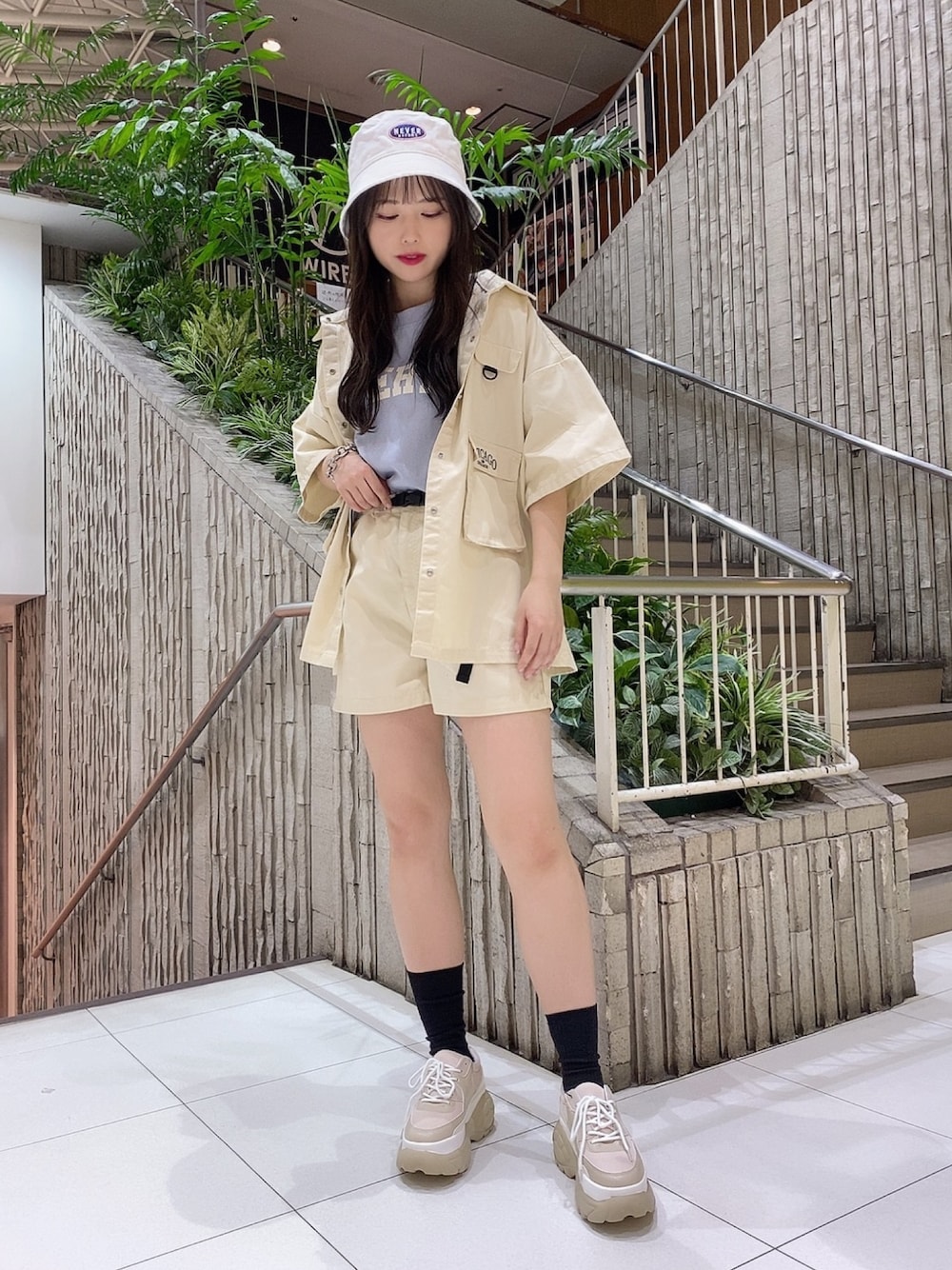 「主役はカラーパンツ、セットアップ、プチプラ、厚底シューズ、ストリート、スケータースタイル、シャツスタイル、休日コーデ、低身長コーデ」｜「WEGOのWEGO/オーバーシルエットサファリシャツ（シャツ/ブラウス、ホワイト系）」を使った、유리키(ゆりき)さん（レディース・154cm）の春コーディネートの1枚目の写真