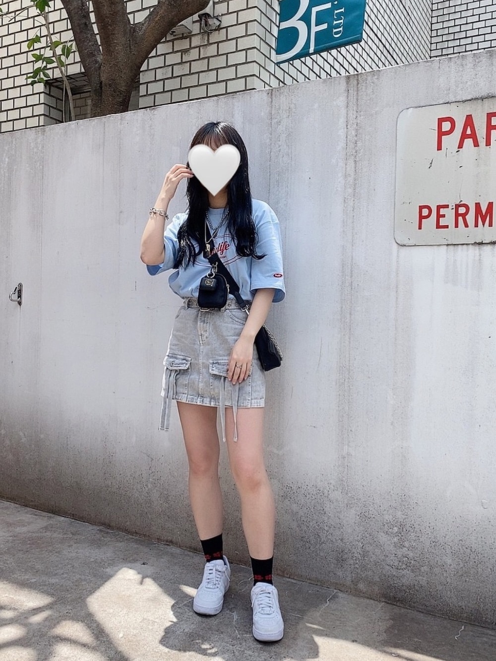 「夏、プチプラ、ストリート、スニーカーコーデ、韓国ファッション、韓国ブランド、Tシャツ、ロゴT、白スニーカー」｜「SCULPTORのアイテム（スカート、グレー系）」を使った、유리키(ゆりき)さん（レディース・154cm）の夏コーディネートの1枚目の写真