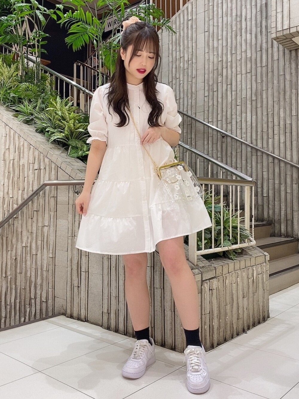 「シンプルコーデ、ラクチンコーデ、休日スタイル、ティアードスカート、ティアードワンピース、ホワイトコーデ、プチプチ、クリアバッグ、初夏コーデ」｜「WEGOのWEGO/2WAYティアードミニワンピース（ワンピース、ホワイト系）」を使った、유리키(ゆりき)さん（レディース・154cm）の夏コーディネートの1枚目の写真