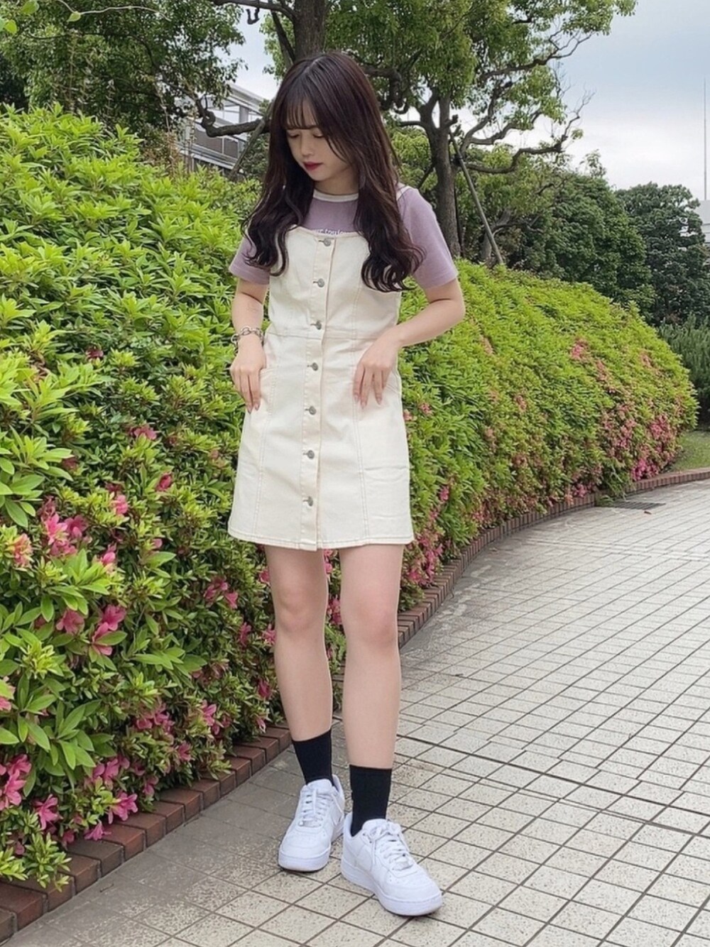 「シンプルコーデ、ラクチンコーデ、春夏コーデ、パステルカラー、ミニスカート、プチプチ、休日スタイル、ワンピース、ワンピース×スニーカー、韓国ファッション」｜「WEGOのWEGO/タイトミニジャンパースカート（スカート、ホワイト系）」を使った、유리키(ゆりき)さん（レディース・154cm）の夏コーディネートの1枚目の写真