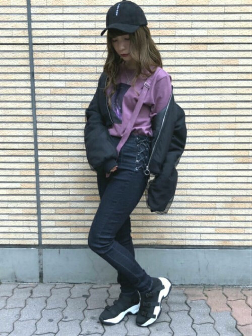 「ブルゾン、キャップ、Tシャツ、スニーカーブーツ、パンツスタイル、スキニーデニム」｜「EATMEのメニーベルトニットショートブーツ（ブーツ、ブラック系）」を使った、eatme-umedaさん（レディース・160cm）の秋コーディネートの1枚目の写真