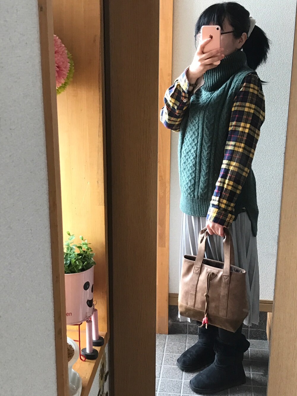 「カジュアルコーデ、シンプルコーデ、ラフ、スカート、ベスト、シャツスタイル」｜「Honeysのアイテム（ニット/セーター、グリーン系）」を使った、ハルさん（レディース・153cm）の冬コーディネートの1枚目の写真