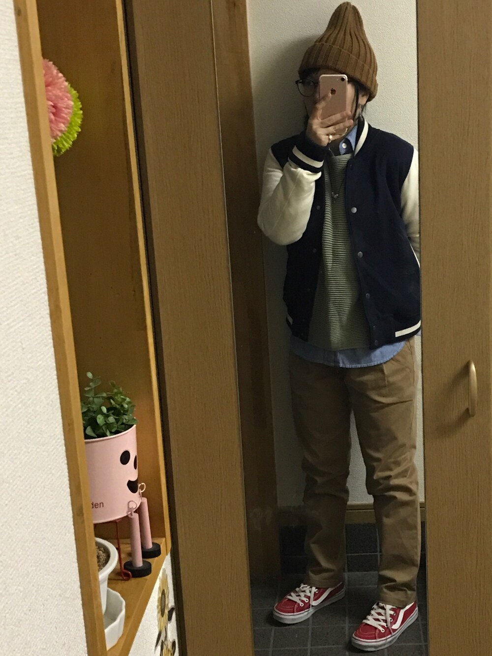 「春コーデ、カジュアル、チノパン、ニット帽、GU」｜「GUのアイテム（ニットキャップ/ビーニー、ブラウン系）」を使った、ハルさん（レディース・153cm）の冬コーディネートの1枚目の写真