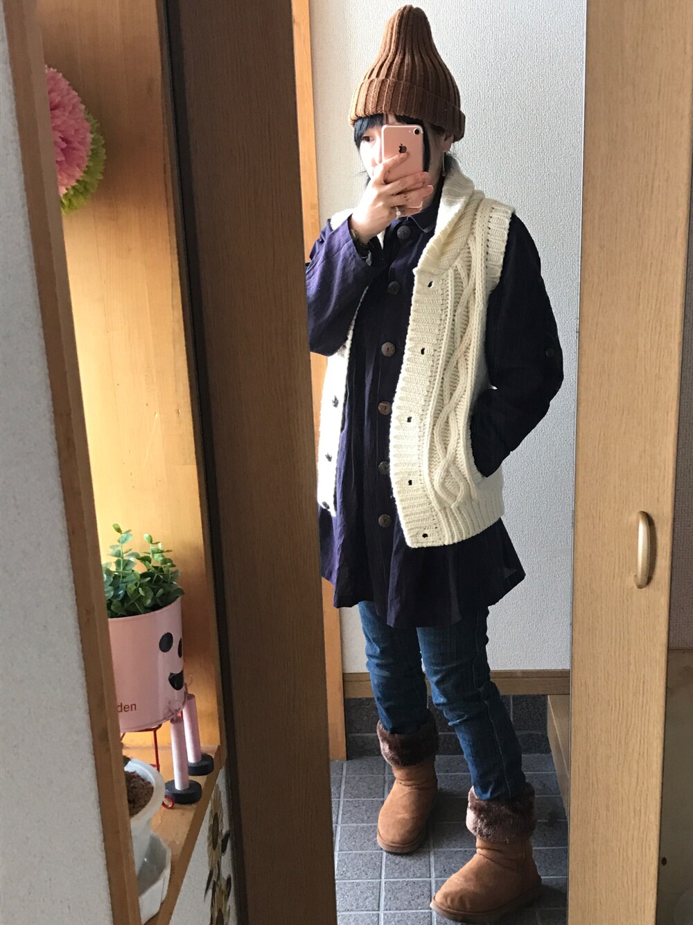 「シンプル、パンツスタイル、春コーデ、シャツスタイル、ベスト」｜「GUのアイテム（ニットキャップ/ビーニー、ブラウン系）」を使った、ハルさん（レディース・153cm）の冬コーディネートの1枚目の写真