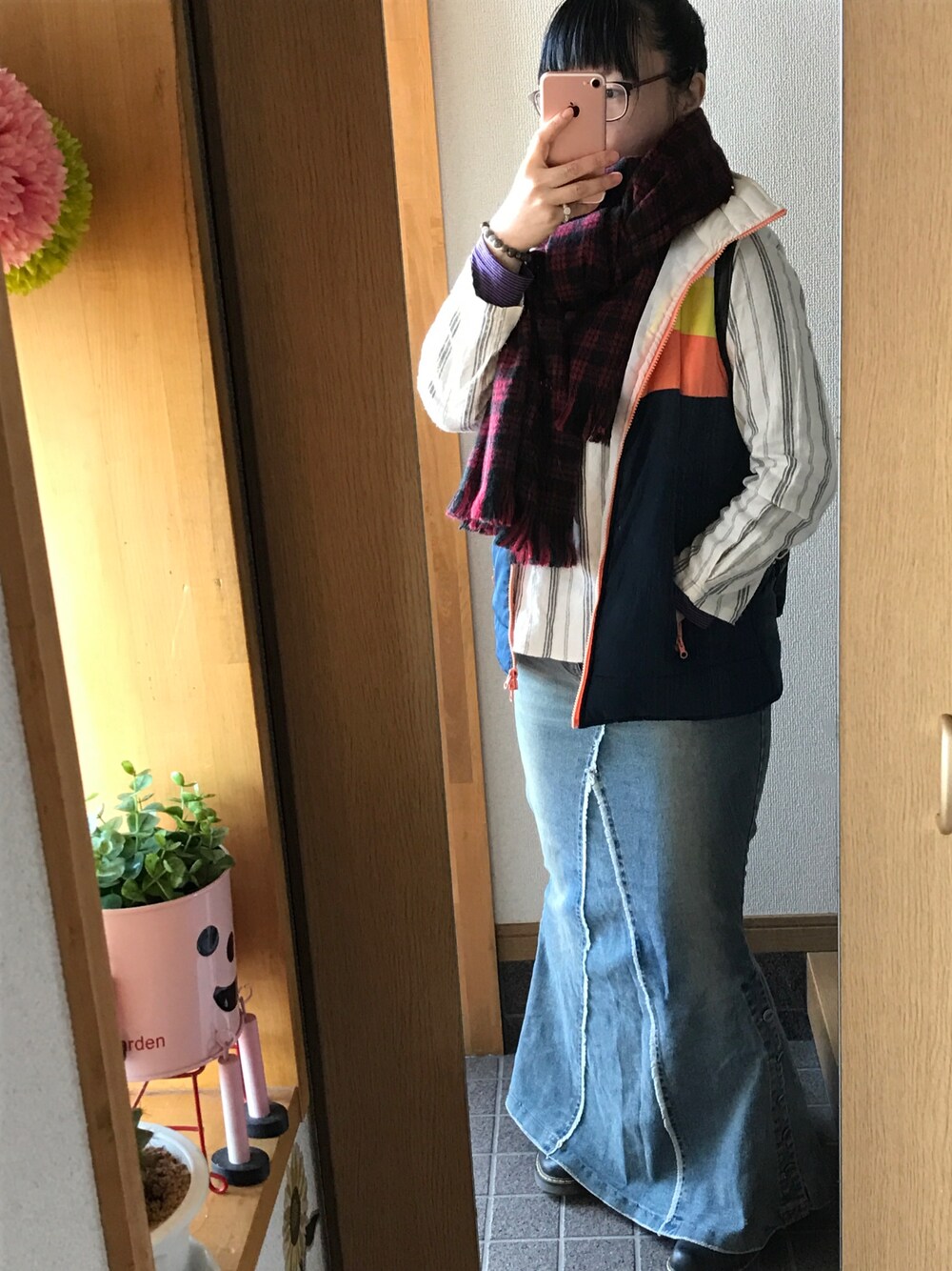 「シンプル、大人カジュアル、カジュアル、春コーデ、おだんごヘアー、ベスト、デニムスカート」｜「WEGOのアイテム（マフラー、レッド系）」を使った、ハルさん（レディース・153cm）の冬コーディネートの1枚目の写真