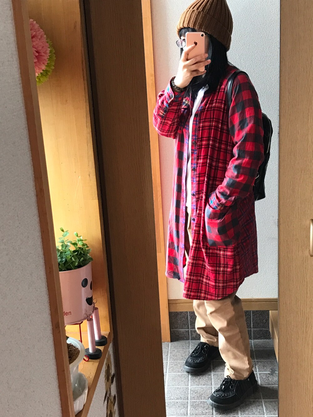 「シンプル、大人カジュアル、チェックシャツ、赤、シロシャツ、春コーデ」｜「GUのアイテム（ニットキャップ/ビーニー、ブラウン系）」を使った、ハルさん（レディース・153cm）の冬コーディネートの1枚目の写真