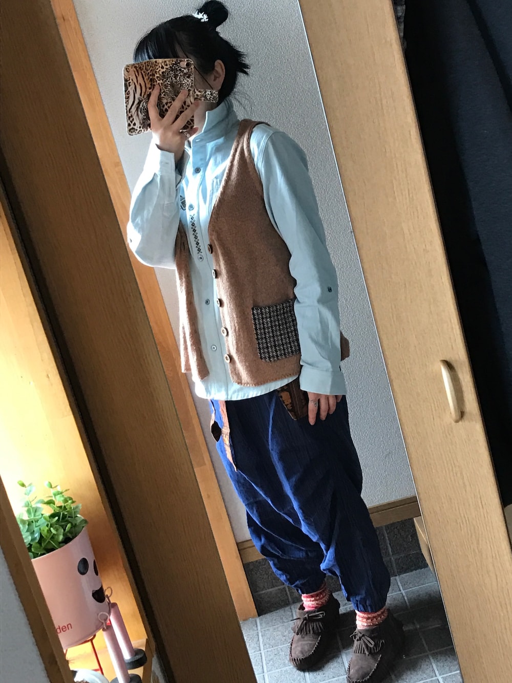 「大人カジュアル、ゆるコーデ、ラクチンコーデ、おだんごヘアー、ダイソー、ベスト、ベスト×シャツ、シャツスタイル」｜「バリブランのアイテム（シャツ/ブラウス、ブルー系）」を使った、ハルさん（レディース・153cm）の春コーディネートの1枚目の写真