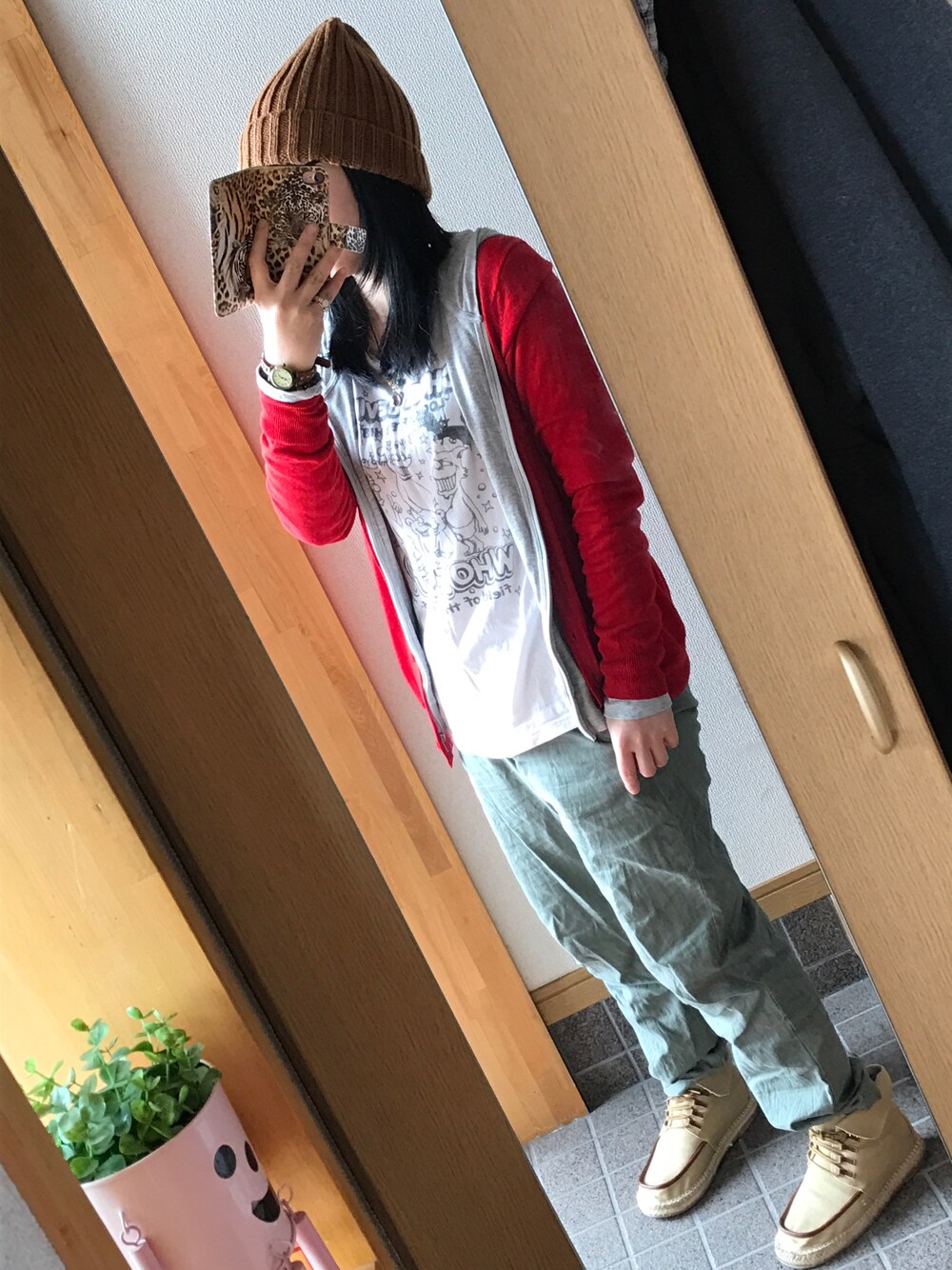 「オトナカジュアル、GU、UNIQLO、パンツスタイル、赤、グレー」｜「GUのアイテム（ニットキャップ/ビーニー、ブラウン系）」を使った、ハルさん（レディース・153cm）の春コーディネートの1枚目の写真