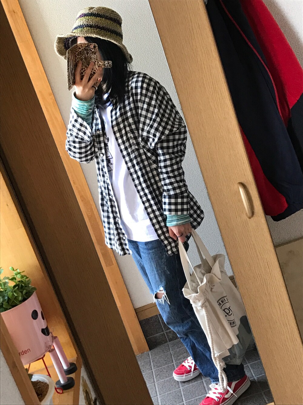 「パンツスタイル、春コーデ、シャツスタイル、ミッキー、ダイソー、ハット、赤シューズ」｜「Honeysのアイテム（シャツ/ブラウス、その他）」を使った、ハルさん（レディース・153cm）の春コーディネートの1枚目の写真