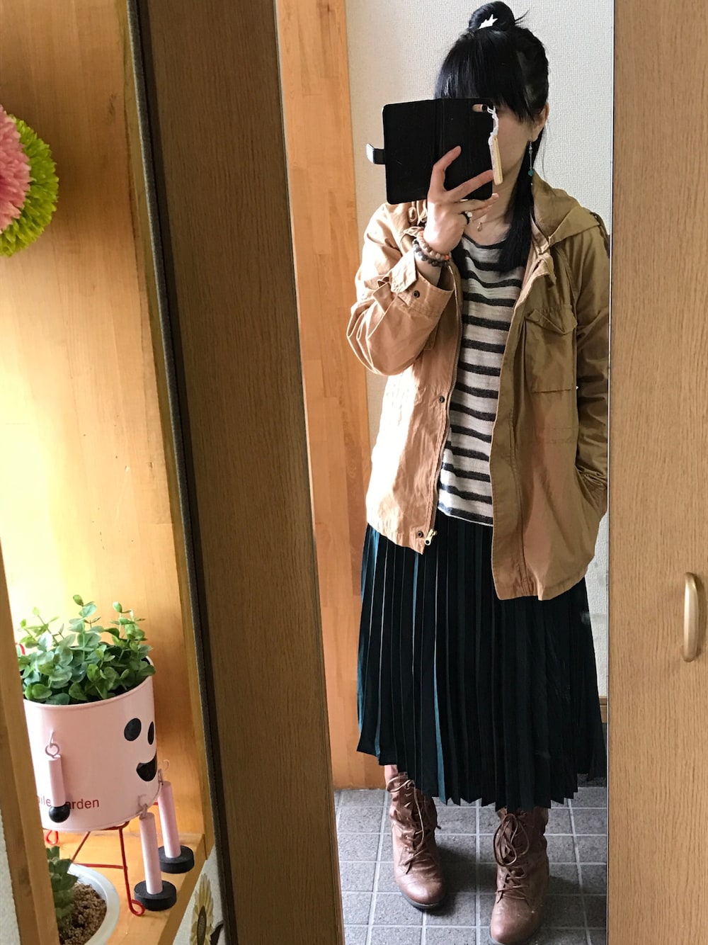 「春コーデ、大人カジュアル、ハーフアップ、GU、プリーツスカート、緑、ダイソー、カジュアルコーデ、ボーダー」｜「brand ?のアイテム（ジャケット/アウター、ブラウン系）」を使った、ハルさん（レディース・153cm）の春コーディネートの1枚目の写真