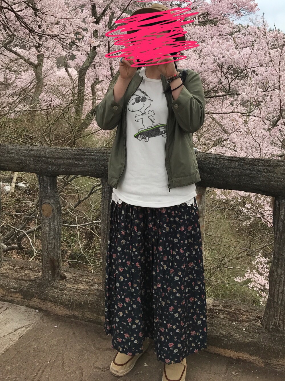 「シンプルコーデ、大人カジュアル、spring、花柄、MA-1、スヌーピー」｜「Honeysのアイテム（MA-1、グリーン系）」を使った、ハルさん（レディース・153cm）の春コーディネートの1枚目の写真