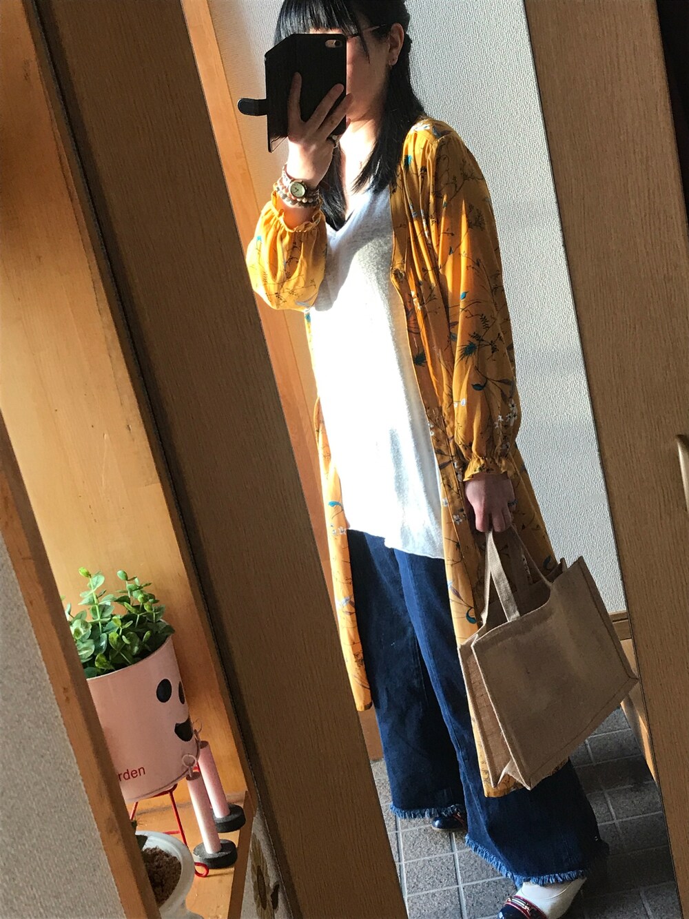 「オトナカジュアル、パンツスタイル、シャツワンピ、イエロー、デニムパンツ、カジュアル、ダイソーバック、白シャツ」｜「Availのアイテム（シャツワンピース、イエロー系）」を使った、ハルさん（レディース・153cm）の春コーディネートの1枚目の写真