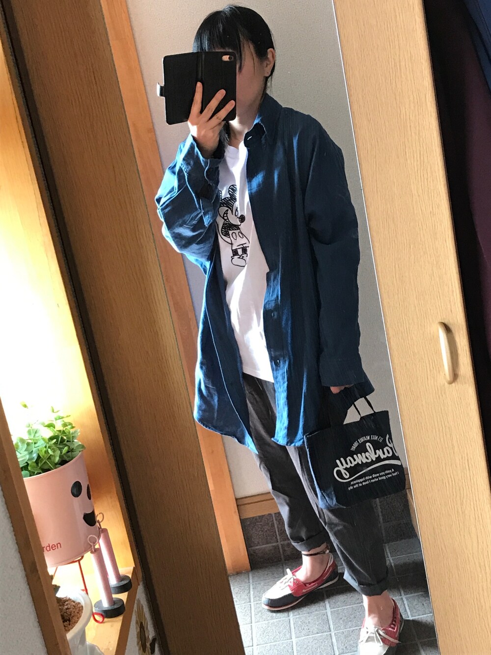 「カジュアル、春コーデ、シャツスタイル、ネイビー、ミッキー、グレー」｜「バリブランのアイテム（シャツ/ブラウス、ブルー系）」を使った、ハルさん（レディース・153cm）の春コーディネートの1枚目の写真
